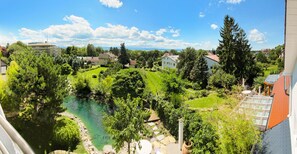 Property grounds - Romantische Dachgeschosswohnung mit Blick auf See und Säntis (Friedrichshafen)