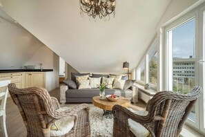 TV - Romantische Dachgeschosswohnung mit Blick auf See und Säntis (Friedrichshafen)