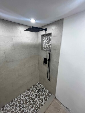 Combined shower/bathtub, hair dryer, towels - 2-Bedroom Condo Steps to Beach, Pools, and Golf (Fort Pierce)