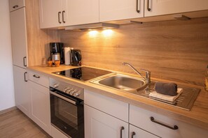 Fridge, oven, stovetop, dishwasher