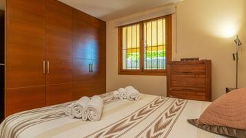 2 bedrooms, iron/ironing board, free WiFi, bed sheets