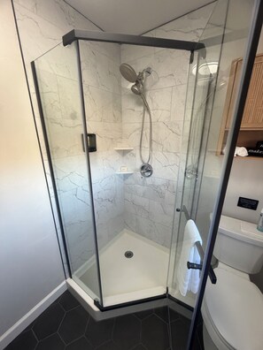 Dusche, Haartrockner, Handtücher, Toilettenpapier