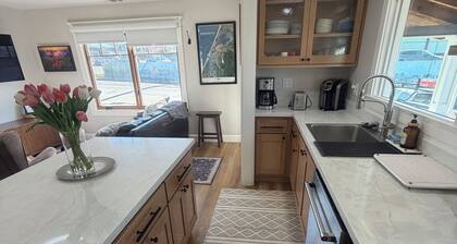 BAYVIEW BUNGALOW INCREDIBLE DOWNTOWN LOCATION