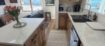 BAYVIEW BUNGALOW INCREDIBLE DOWNTOWN LOCATION