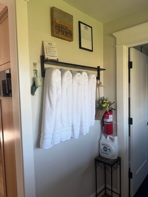 Interior - BAYVIEW BUNGALOW INCREDIBLE DOWNTOWN LOCATION (ARCATA)