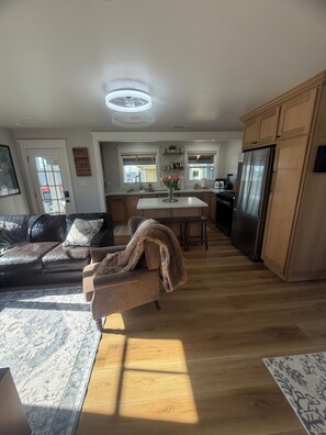 Smart TV - BAYVIEW BUNGALOW INCREDIBLE DOWNTOWN LOCATION (ARCATA)