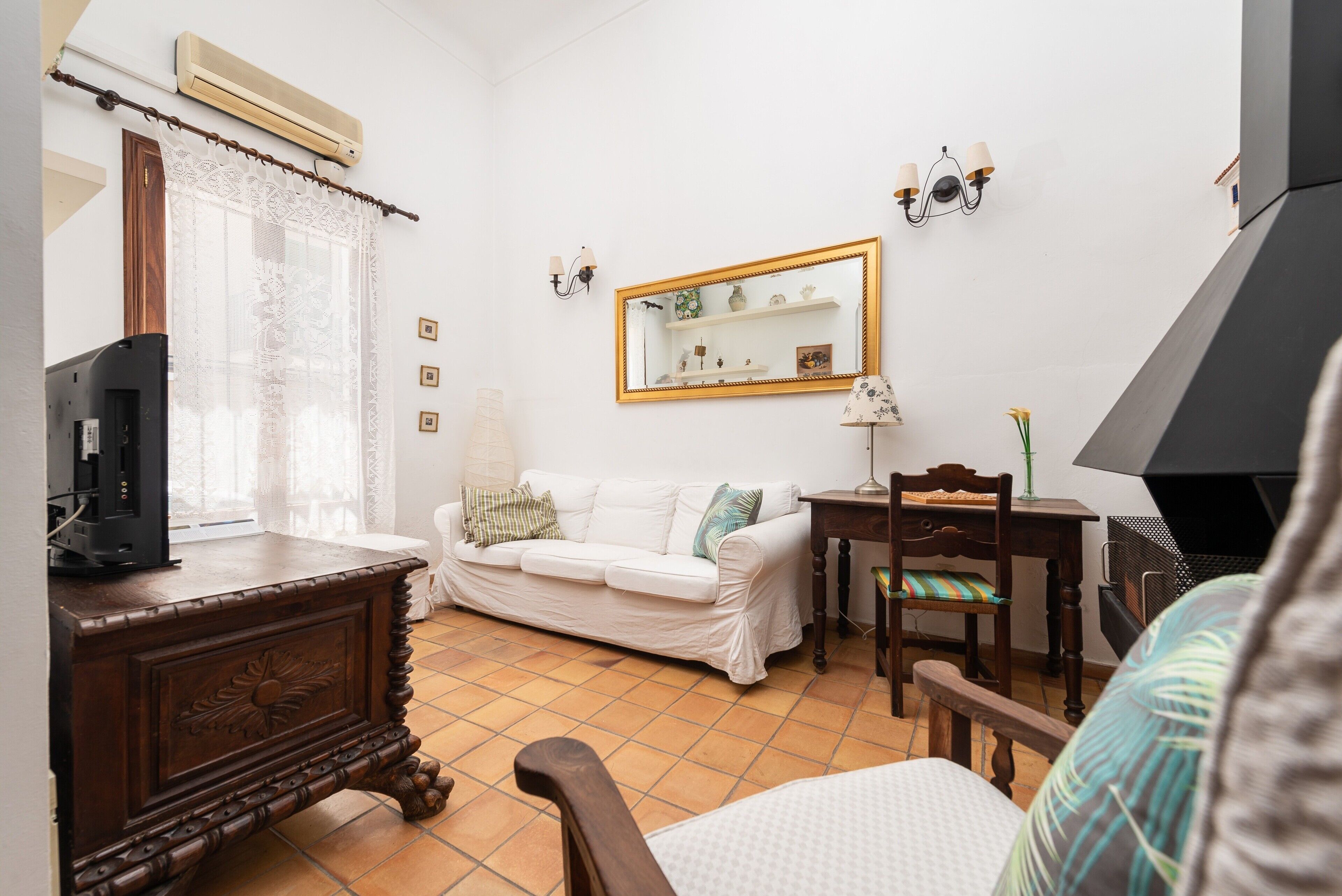 Télévision, cheminée, lecteur de DVD, livres