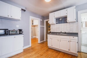 Køleskab, mikrobølgeovn, ovn, kogeplade