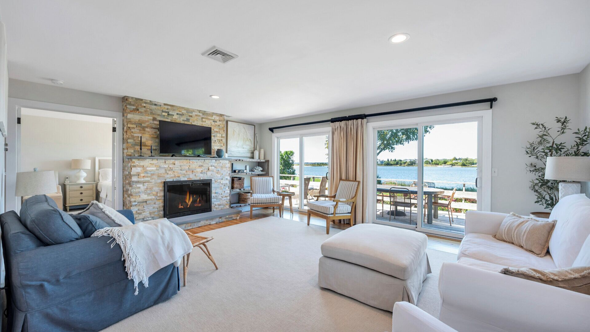 Smart TV, fireplace, toys, stereo