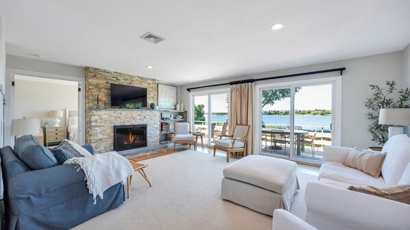 Smart TV, fireplace, toys, stereo