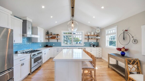 Køleskab, mikrobølgeovn, ovn, kogeplade