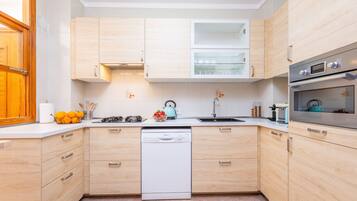 Kylskåp, mikrovågsugn, ugn och spishäll