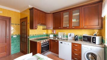 Apartamento superior, 2 habitaciones | Cocina privada | Frigorífico, microondas, placa de cocina y lavavajillas
