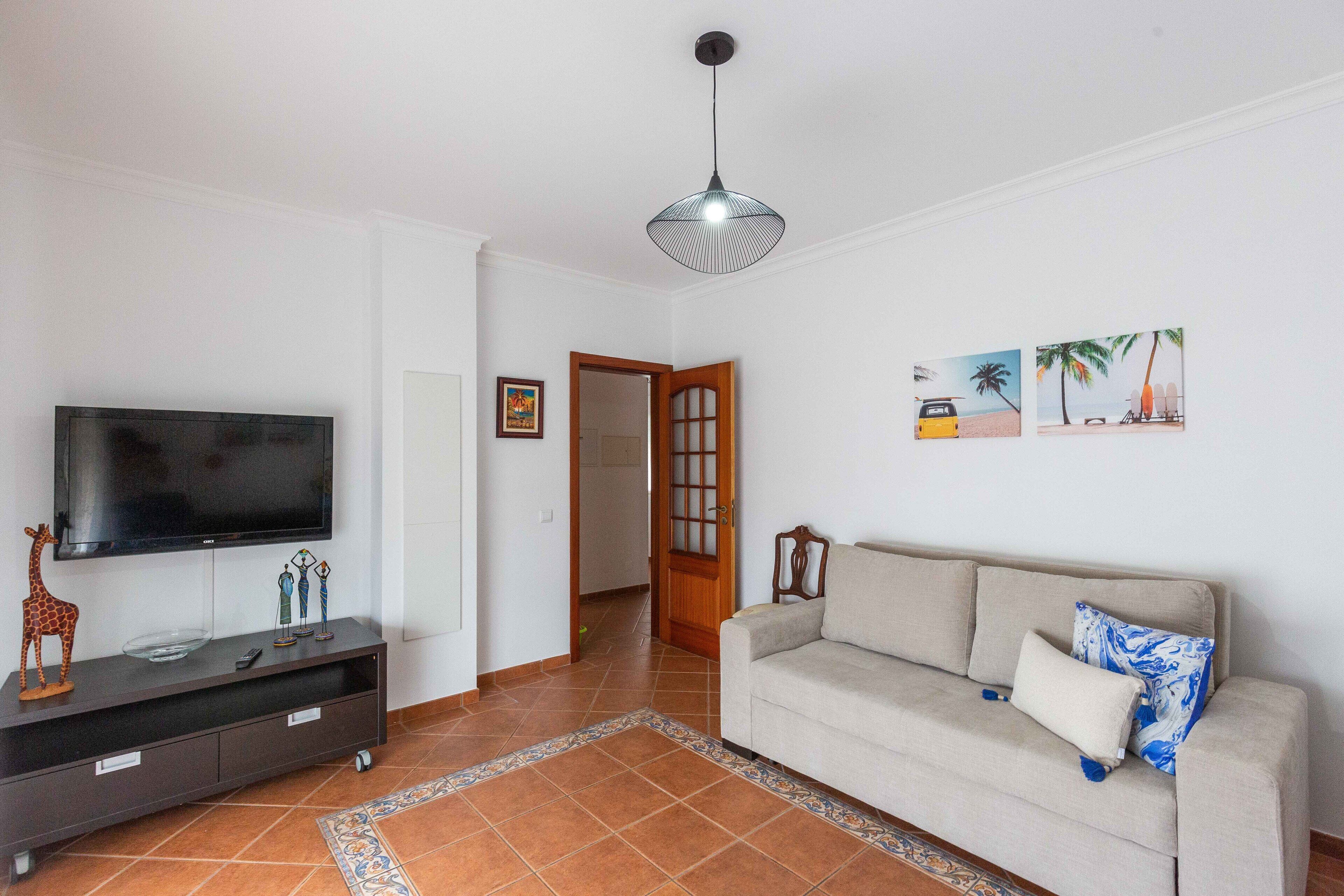 Apartamento conforto, 2 quartos | Área de estar | TV de tela plana