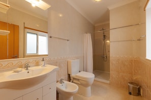 Departamento Royal, 2 habitaciones | Baño | Regadera tipo lluvia, secadora de cabello, bidet, toallas