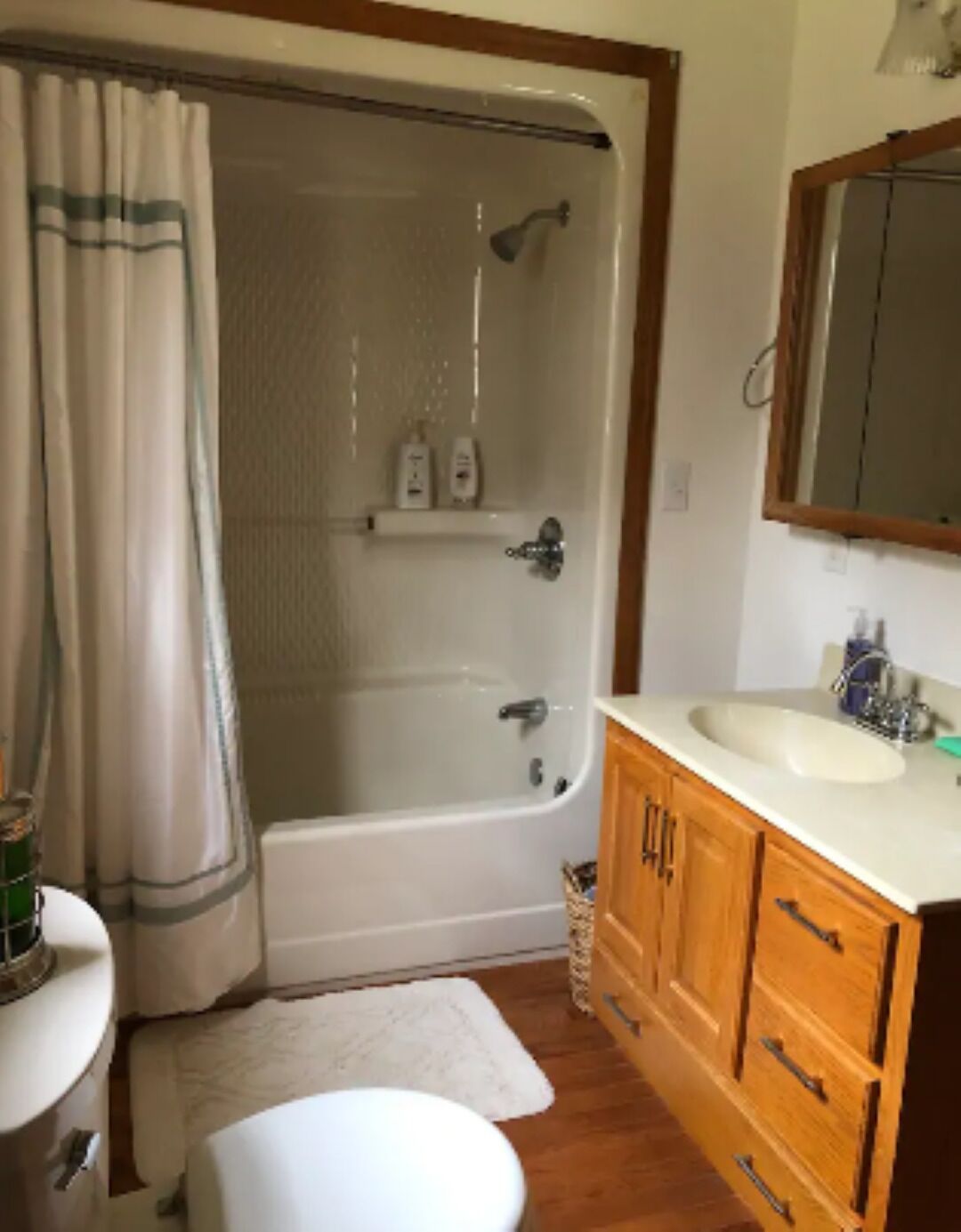 Combined shower/bathtub, towels
