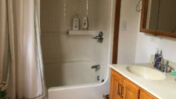 Combined shower/bathtub, towels