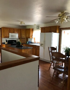 Jääkaappi, mikroaaltouuni, uuni, liesi