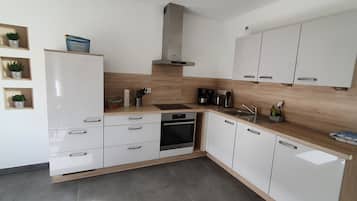 Een koelkast, een magnetron, een oven, een kookplaat