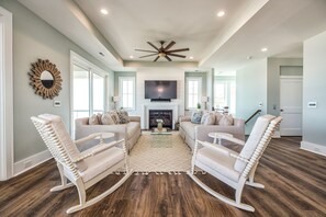 スマートテレビ、暖炉、書庫、ステレオ