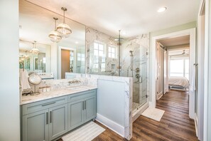 Kombinert dusj/badekar, hårføner, såpe og sjampo