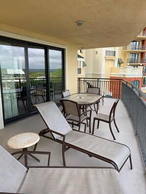 Outdoor dining - Desirable 3bd/3ba corner unit at Emerald Grande! (Destin)