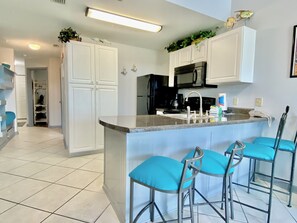 Bloc d'apartaments, 2 dormitoris, balcó, vistes a la platja (1.5 Bathrooms - 419) | Cuina privada | Frigorífic gran, microones, forn i placa de cuina
