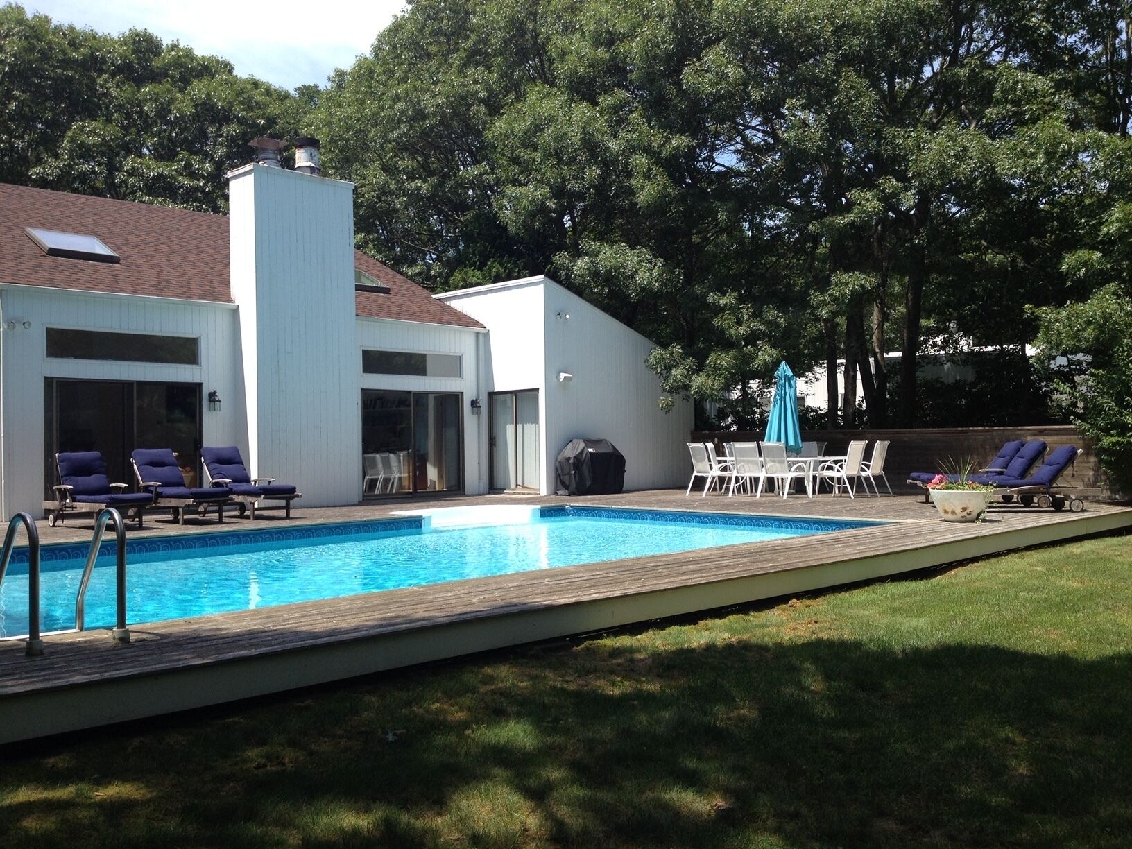 Bright Modern Quogue Home - Enjoy the Sun, Pool, Hot Tub, and Yard