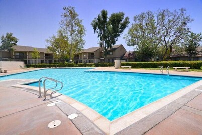 Walk to Disney, hot tub, strollers! One Parking Spot
