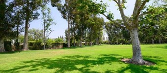 Walk to Disney, hot tub, strollers! One Parking Spot