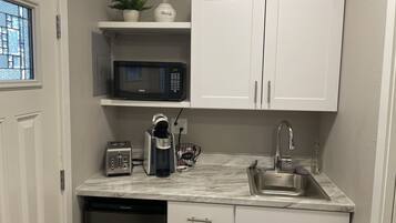 Frigorífico, microondas, cafetera o tetera y tostadora