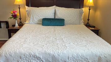 1 dormitorio, escritorio, tabla de planchar con plancha y cuna de viaje