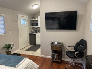 1 habitación, escritorio, tabla de planchar con plancha y cuna de viaje