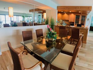Dining - Gorgeous luxury 2 Bed Condo on the Gulf in Old Naples on the Gulf of Mexico (Naples)