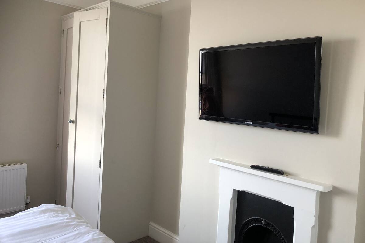 Room 8, Large double, en-suite with sea view | Television