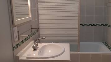 Baignoire, sĂšche-cheveux, serviettes fournies, savon