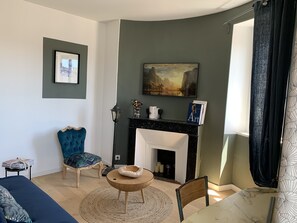 Télévision, cheminée, livres