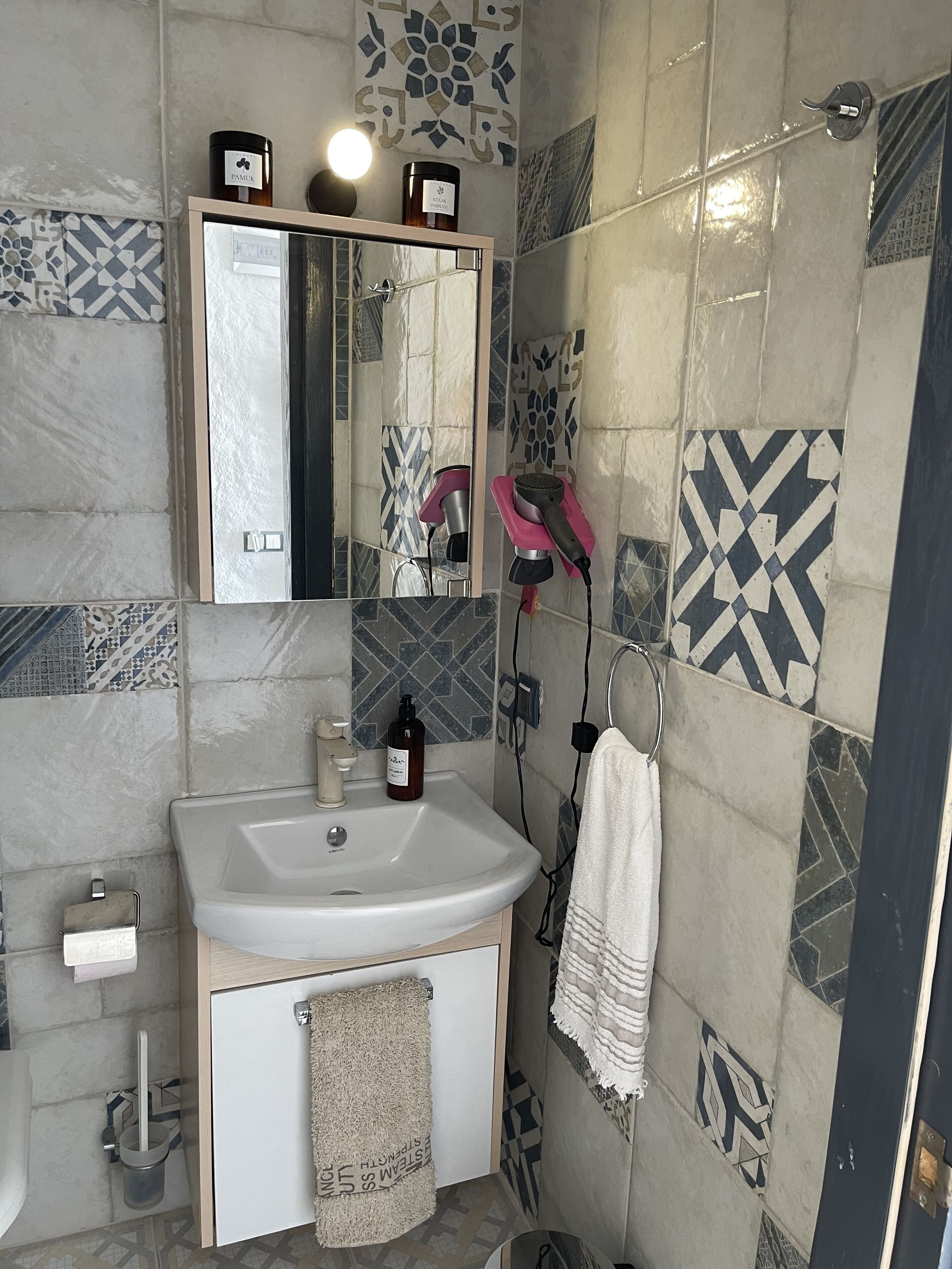 basic room | bathroom | towels