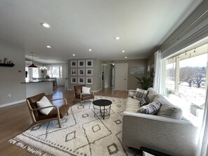 Televisión, chimenea, reproductor de DVD y tenis de mesa 