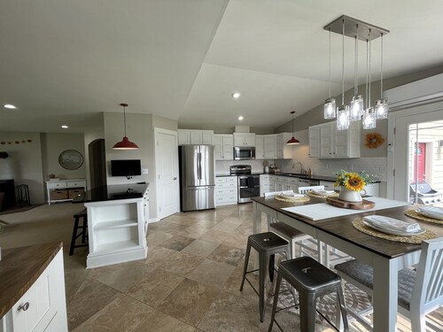 NO cleaning fee!  Executive housing on 4.5 acres close to Missoula