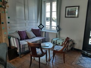 Télévision, livres, chaîne hi-fi