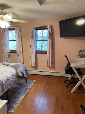 3 bedrooms, desk, iron/ironing board, free WiFi