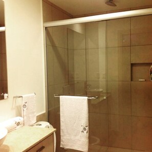 Kamer | Badkamer | Een douche, een haardroger, handdoeken