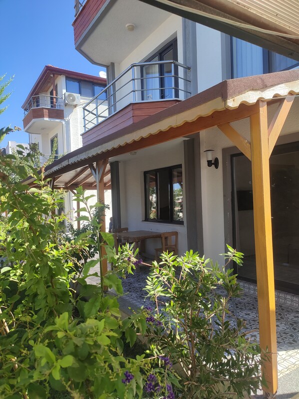 Classic-Apartment, 1 Queen-Bett und Schlafsofa | Blick auf den Garten