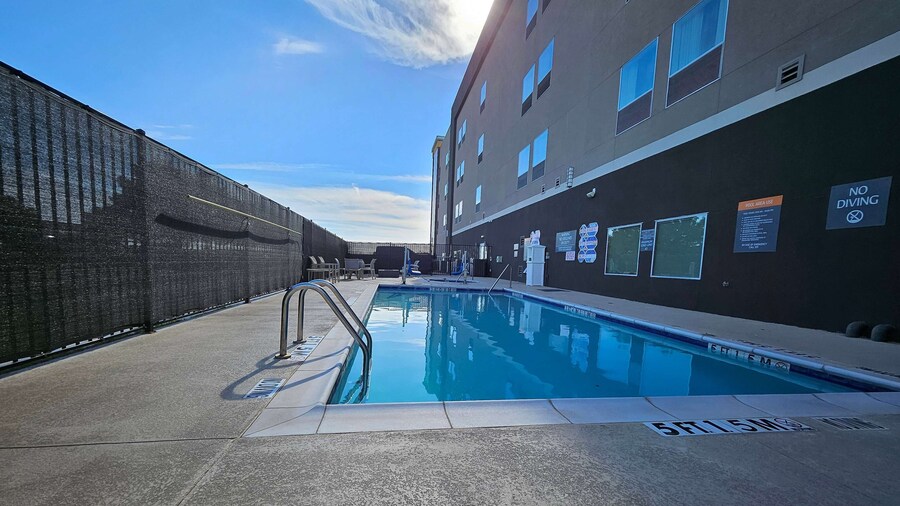 La Quinta Inn & Suites by Wyndham-Red Oak TX IH-35E