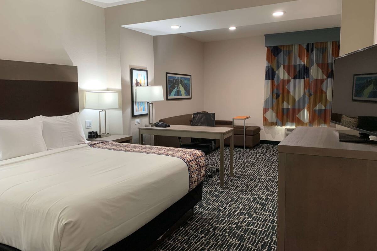 Studio Suite, 1 King Bed, Non Smoking | Desk, iron/ironing board, free WiFi, bed sheets