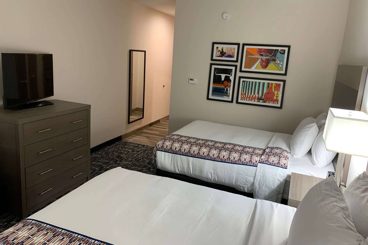 Habitación, 2 camas de matrimonio, no fumadores | Escritorio, tabla de planchar con plancha, wifi gratis y ropa de cama