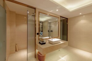 Kostenlose Toilettenartikel, Haartrockner, BademÀntel, Hausschuhe