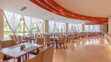 2 間餐廳;供應早餐、午餐、晚餐;本地菜