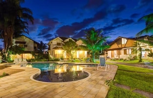 Piscina externa, guarda-sóis, espreguiçadeiras